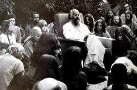 Quién era Osho, el escandaloso “gurú del sexo” que creó un imperio en base a la espiritualidad