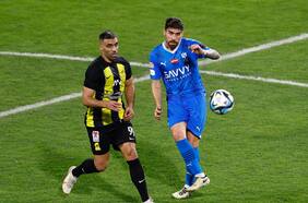 A latigazo limpio: la insólita respuesta de un hincha árabe a un compañero de Benzema que le lanzó agua por insultarle