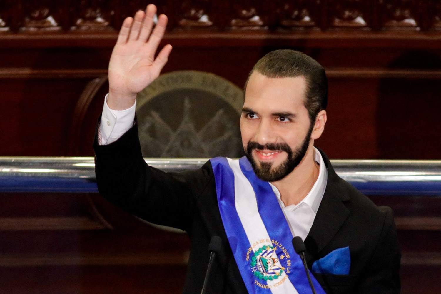 Periodista salvadoreño Óscar Martínez visita Santiago para presentar su libro "Bukele, el rey desnudo"
