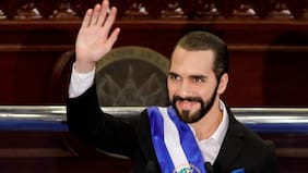 Periodista salvadoreño Óscar Martínez visita Santiago para presentar su libro “Bukele, el rey desnudo”