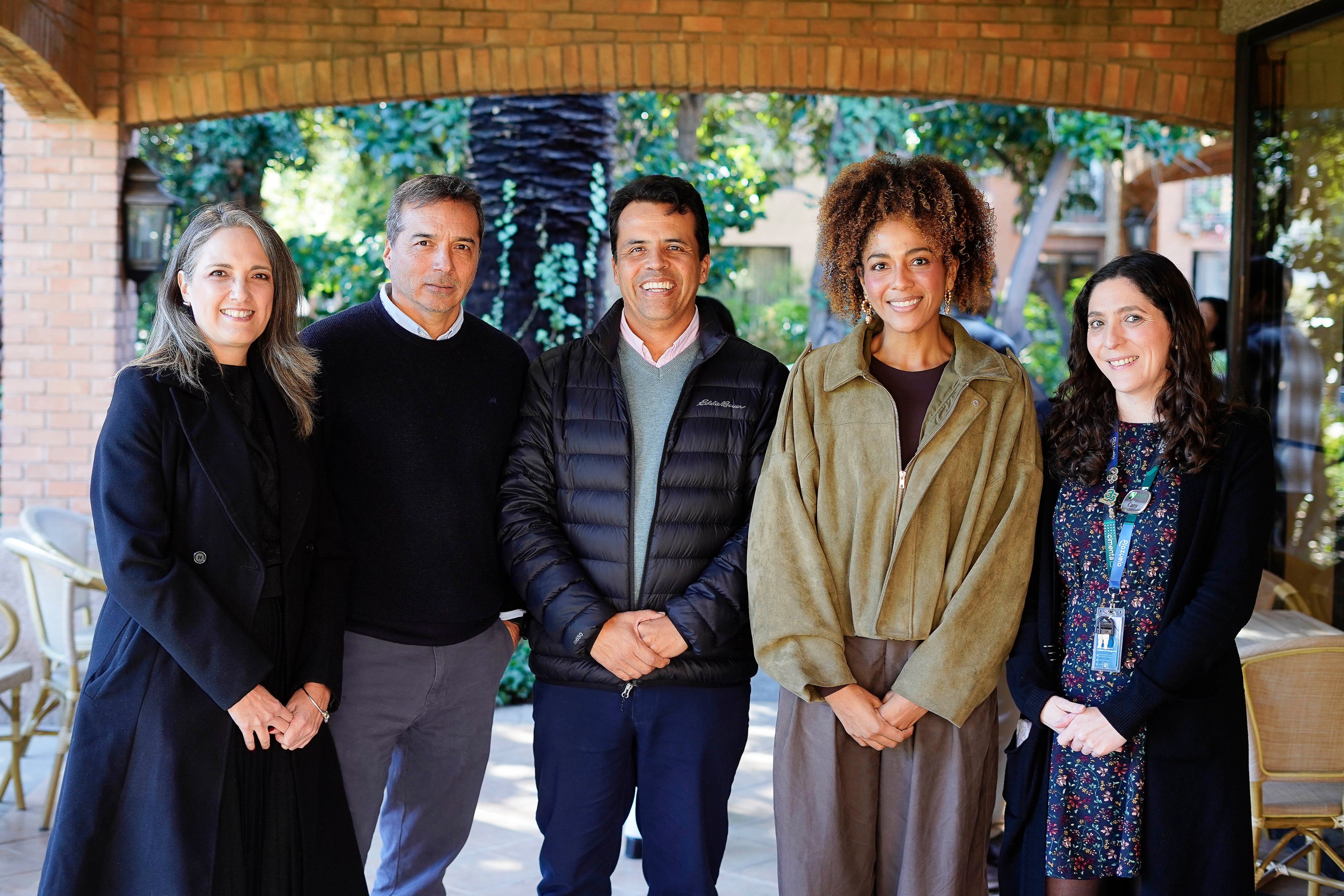 Sonia Gallardo, directora Ejecutiva de El Comité de Rehabilitación; Alejandro Espinoza, gerente general Senior Suites; Mauricio Sánchez gerente de Syna Consultores y Constructores S.A.S; Daniela Maturana, responsable Gerencia Social en Comfama y Carolina Cuadra, subgerente Comercial y de Experiencia de Cimenta.