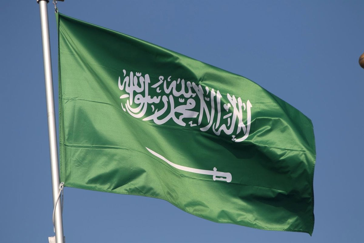 Arabia Saudita confirma tres muertos tras ataques hutíes contra aeropuerto de Riad