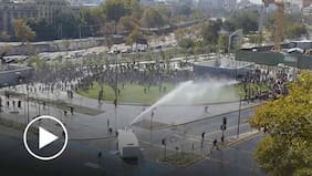 Carabineros dispersa a estudiantes que protestan contra medidas del gobierno en Baquedano