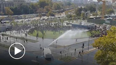 Carabineros dispersa a estudiantes que protestan contra medidas del gobierno en Baquedano