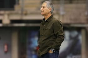 “Puede que los jugadores se sientan superados, sobrepasados, colapsados”: la UC debate la conspiración contra Holan que denuncia Juvenal Olmos