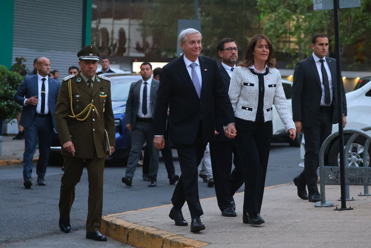 El Presidente Jose Antonio Kast junto a Maria Pia Adriasola asisten al velatorio en la parroquia San Ramon de Providencia al cabo segundo Cristopher Aguilera, quien fuera baleado durante una fiscalizacion en la comuna de Lo Espejo.