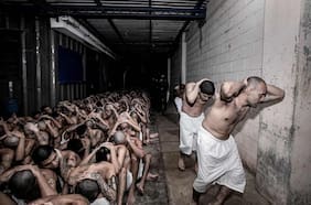 El “infierno” que vivieron los venezolanos deportados en la megacárcel de Bukele: “Nos golpeaban”