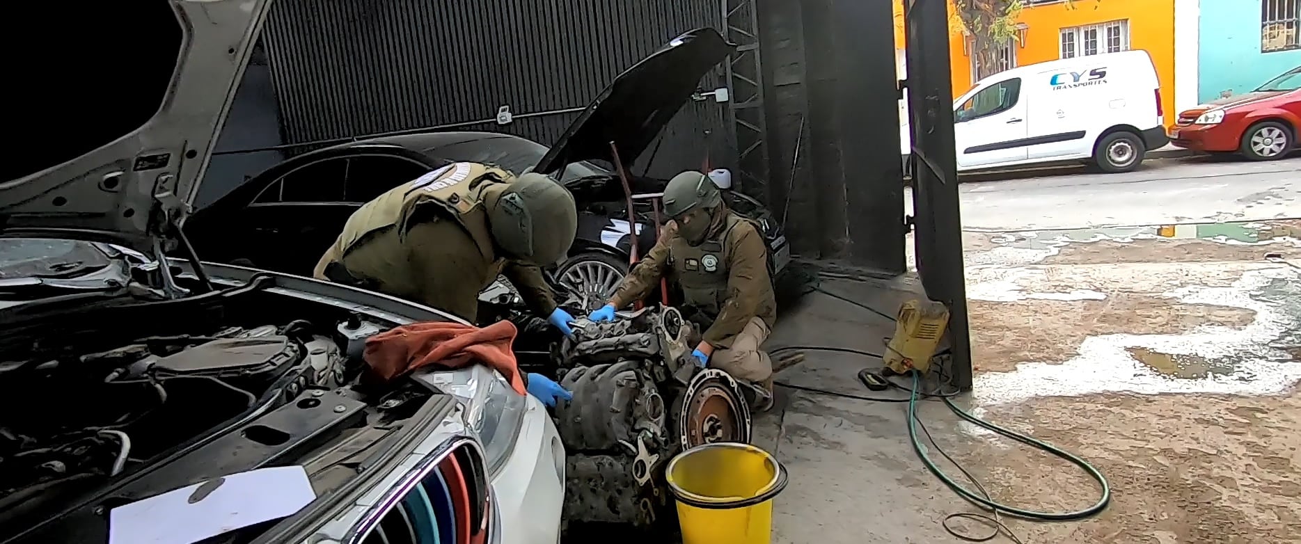 Fiscalización de Carabineros a desarmadurías de San Miguel termina con seis locatarios detenidos y un vehículo recuperado