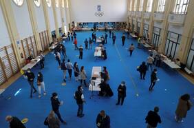 Madrid vive jornada de elecciones regionales tras polarizada campaña