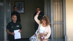 “Yo no soy lo que ustedes dicen”: Así fue la caótica salida de Cathy Barriga de la cárcel de San Miguel