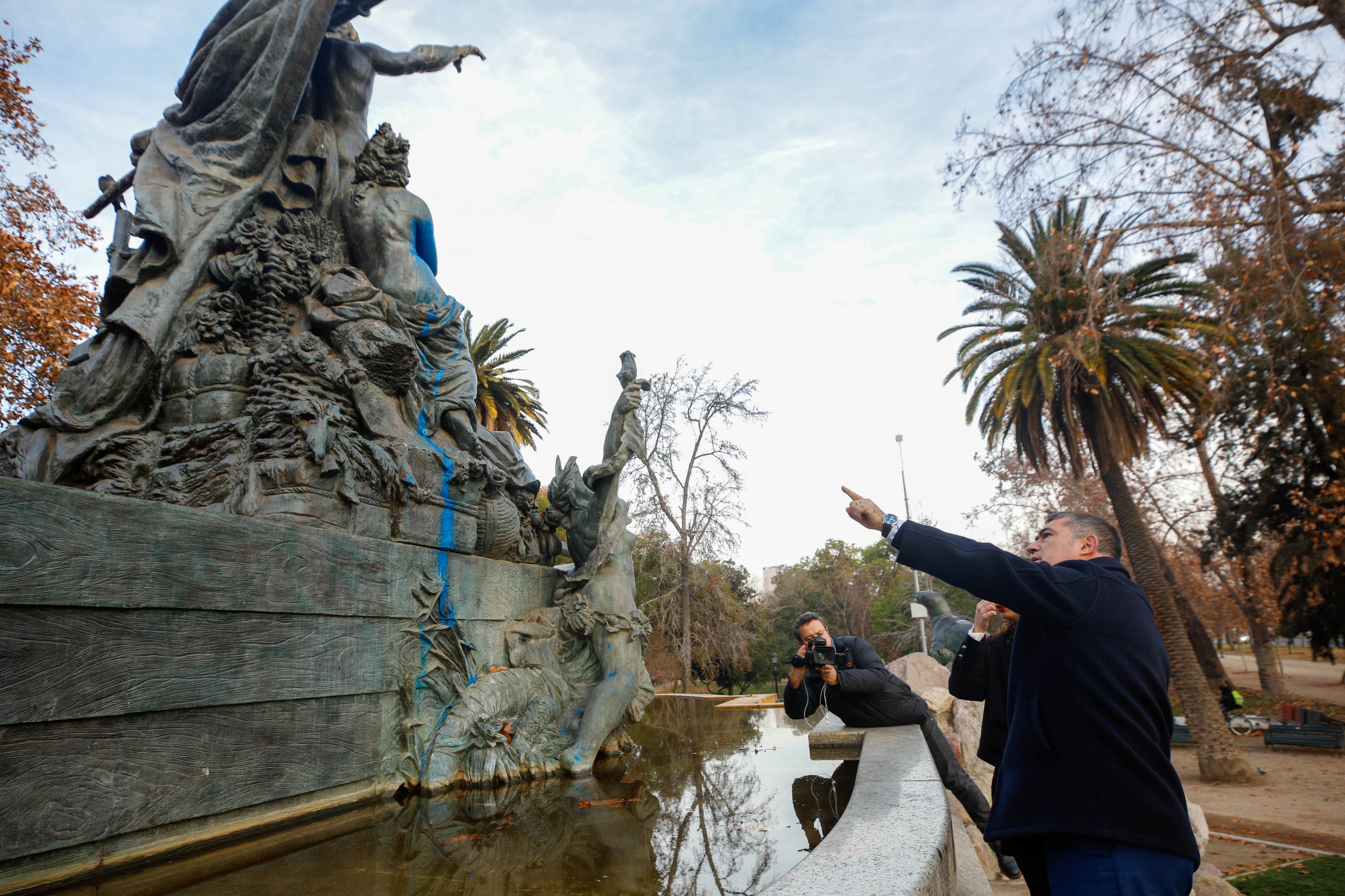 Desbordes propone eliminar el Consejo de Monumentos Nacionales tras rechazo a reja de protección para la Fuente Alemana
