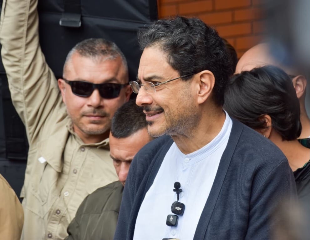 "Gobernar para todo el país": Iván Cepeda vota en Bogotá confiado de remontar ante De la Espriella