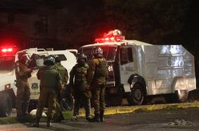 Ataque a comisaría, bus quemado y barricadas: incidentes marcan protestas en la RM por muerte de hinchas de Colo Colo