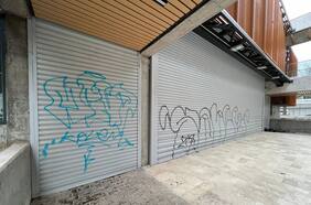 Gobierno repudia nuevos rayados en el Café Literario: “Rechazamos el vandalismo y siempre vamos a buscar prevenirlo”