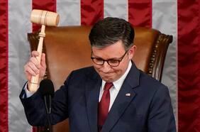 Congresistas republicanos cambian su voto y respaldan a Johnson como presidente de la Cámara