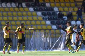 Con tres asistencias de Paredes: Coquimbo golea a San Felipe y queda a un punto del ascenso