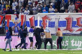 Bengalas, bombas de ruido, peleas e invasión a la cancha: el historial de bochornos de la barra de la UC durante la temporada 2022