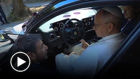 El Papa León XIV prueba el primer Ferrari eléctrico