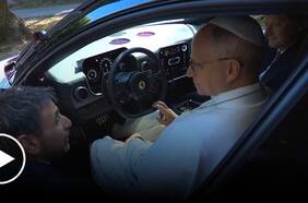 El Papa León XIV prueba el primer Ferrari eléctrico