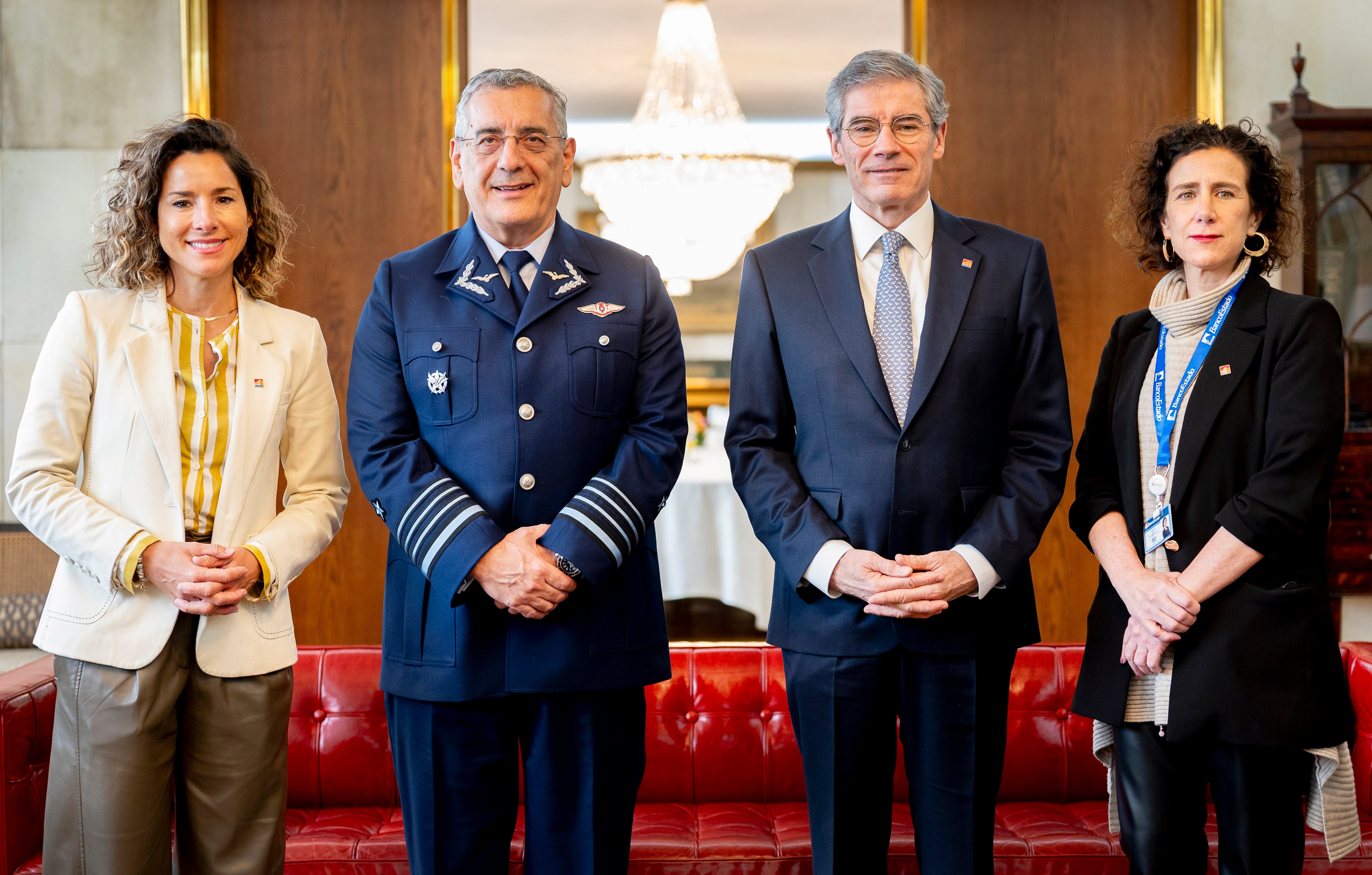 Paulina Yazigi, vicepresidenta de BancoEstado; General del Aire Hugo Rodríguez González, comandante en jefe de la Fuerza Aérea de Chile; Mario Farren, presidente de BancoEstado; y Andrea Silva, gerenta general Ejecutiva de BancoEstado.