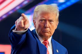 “Son muy parciales y mentirosos”: Por qué Trump quiere revocar las licencias de ABC y NBC News