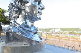 Inauguran enorme escultura de Ayrton Senna en Interlagos