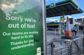 Compras de pánico vacían estaciones de servicio en Reino Unido: gobierno evalúa pedir ayuda al Ejército para aliviar crisis en distribución de combustible
