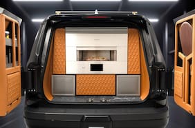 ¿El auto ideal? Presentan un Lexus con horno para pizza y espacio para botellas de vino