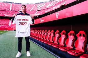 Alexis Sánchez y Gabriel Suazo ya tienen nuevo entrenador: Sevilla anuncia la contratación de Luis García Plaza