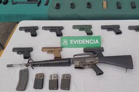 Incautan fusil de guerra: Carabineros realiza numeroso decomiso de armas en departamento de San Miguel