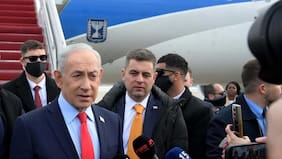 Netanyahu acepta la dimisión de su portavoz por comentarios racistas tras manifestar su continuidad en el cargo