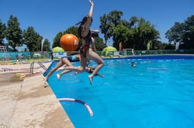 8 refrescantes piscinas en Santiago perfectas para capear el calor