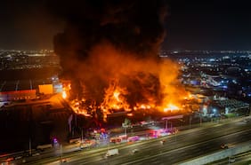 Gigantescas llamaradas y explosiones movilizan amplio operativo por incendio en empresa química de Quilicura