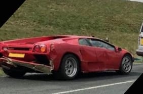 “Cuando lo encontremos al tipo este, ¿qué condena le toca?”: presentador de Top Gear estrella un Lamborghini Diablo