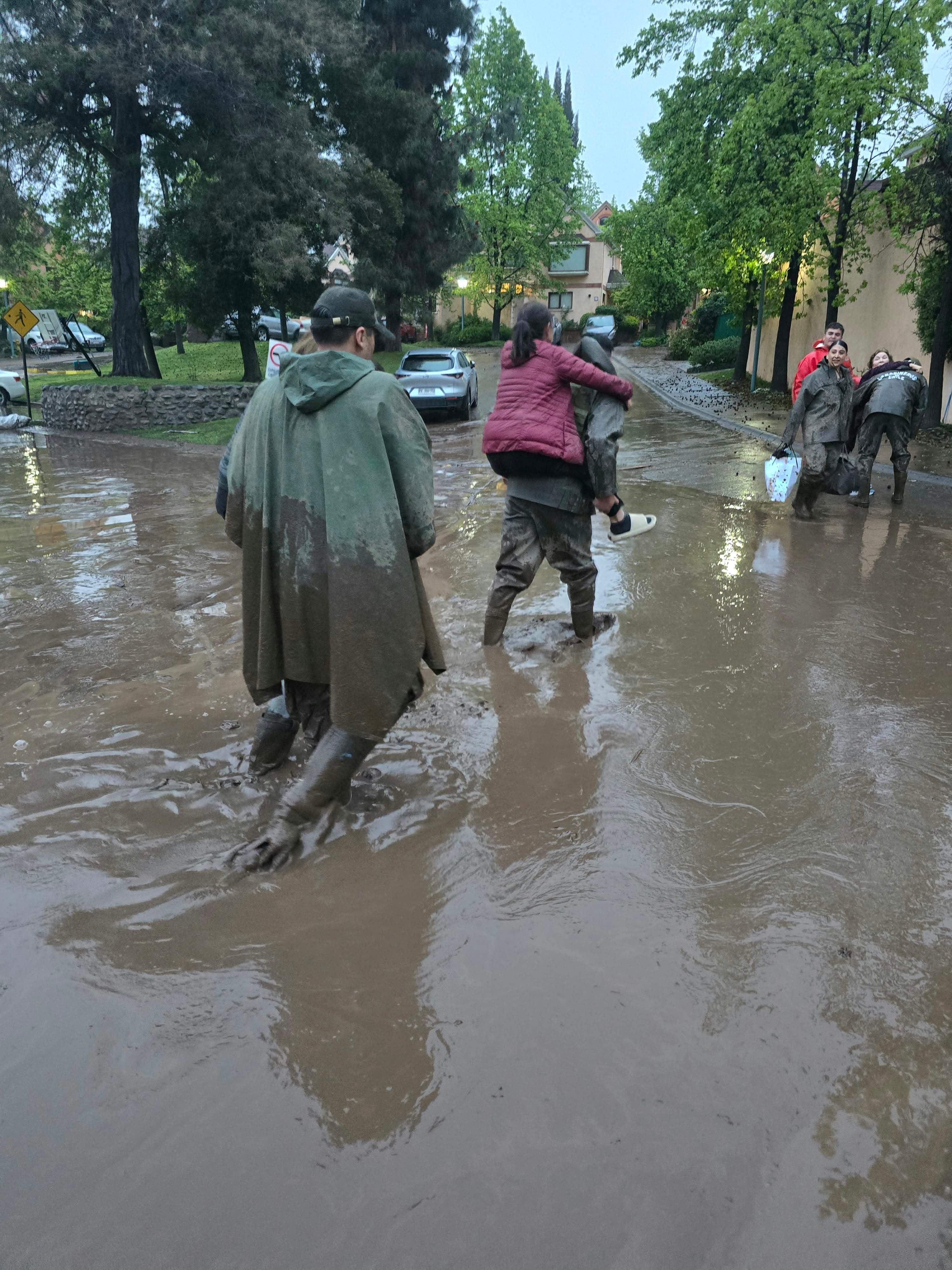 Gobierno anuncia refuerzo de vigilancia policial por viviendas evacuadas tras aluvión en Las Condes