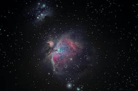 Los extraños puntos rojos que aparecieron en el espacio y que los científicos no logran entender