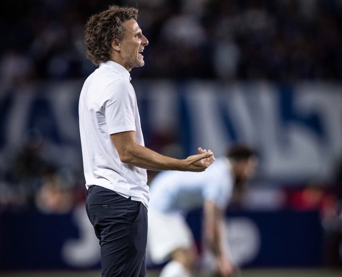 Diego Forlán es el DT interino de Uruguay.