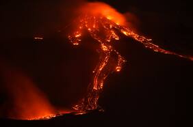 Nieve derretida por la lava generó un río al costado del volcán Etna en Italia