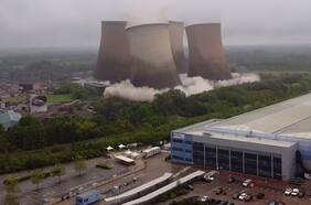 Imágenes muestran la demolición de torres de 117 metros de alto