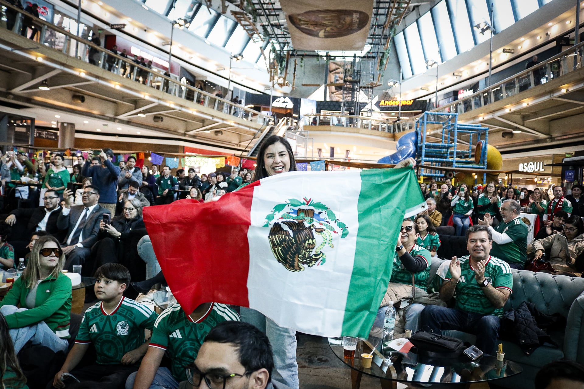 Entre parrilladas, paellas y mariachis: las comunidades extranjeras que viven el Mundial en Chile