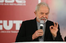 Sondeos indican que Lula vencería en segunda vuelta presidencial a Bolsonaro: exmandatario suma un 43% de intención de voto