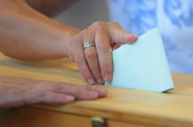 Más dinero para los vocales de mesa y un sellado especial para la custodia de urnas: El detalle del proyecto de elección de dos días ingresado por el Gobierno al Senado