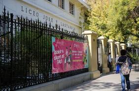 Incidentes terminan con un joven alcanzado por bomba molotov en Liceo Lastarria: establecimiento anuncia medidas de control de ingreso