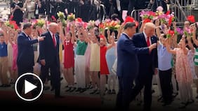 Trump en China: cientos de “bulliciosos” niños recibieron al mandatario y su cara lo dice todo