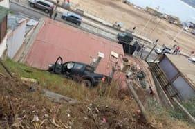 Conductor perdió el control de camioneta y terminó desbarrancado sobre locales comerciales en Concón