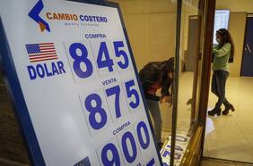 Hacienda hace caer el dólar en el último día de la semana y el mercado ahora espera el incierto resultado de las elecciones