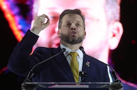 Tercera estrofa del himno nacional, indulto a carabineros y Claudio Crespo en el escenario: los hitos que marcaron el cierre de campaña de Kaiser