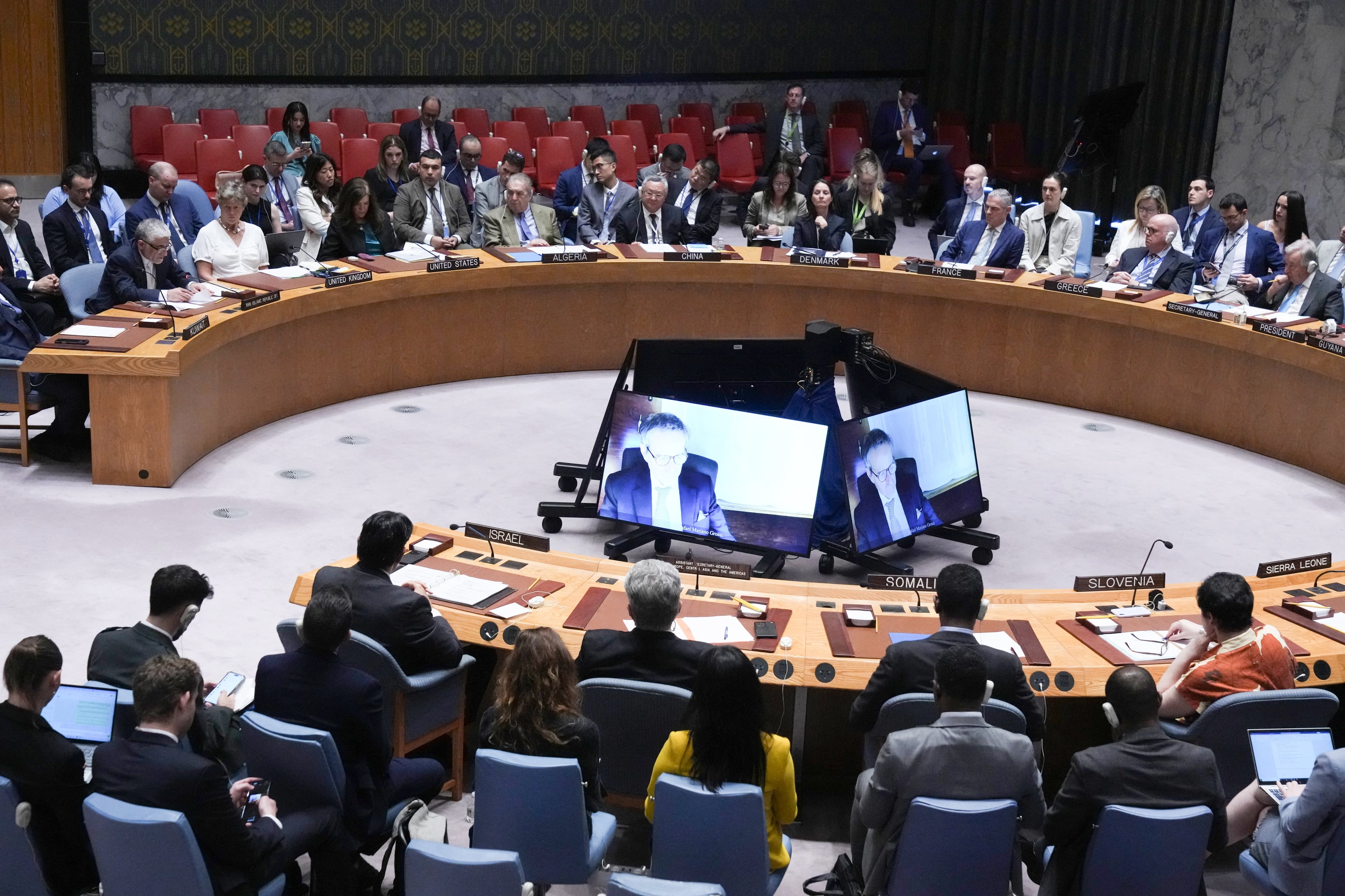 El Representante Permanente de Irán ante la ONU, Amir Saeid Iravani (izq.), habla durante una reunión de emergencia del Consejo de Seguridad de las Naciones Unidas en Nueva York el 22 de junio de 2025, un día después de los ataques estadounidenses contra instalaciones nucleares iraníes. Foto: AFP