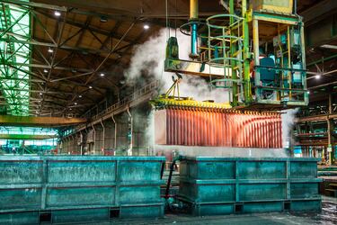 Cochilco aplica fuerte alza en proyección para el precio del cobre este año y advierte riesgos para producción en Chile y Perú