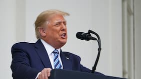 Trump asegura que Estados Unidos está tomando el control de Ormuz mientras Irán confirma el cierre del paso